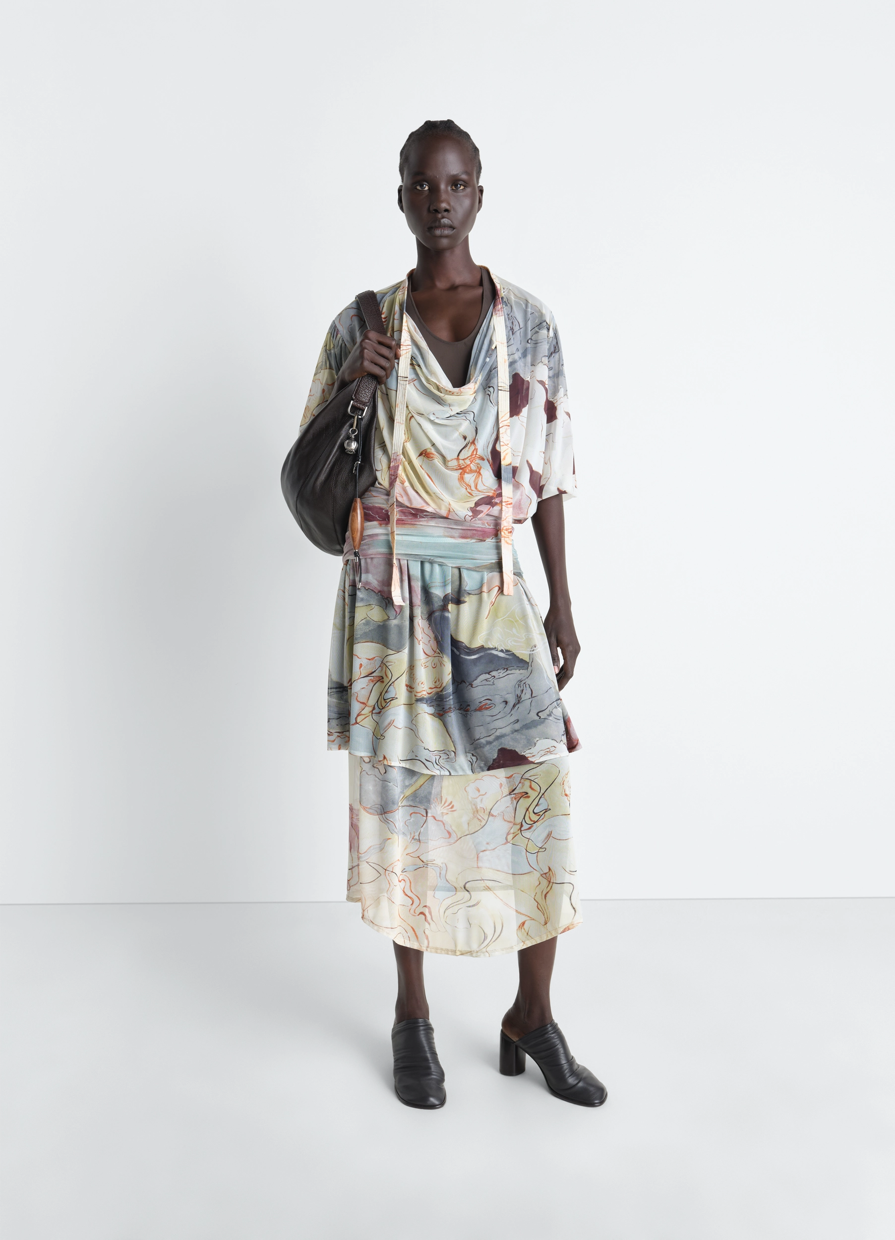 DOPPELLAGIGES KLEID AUS AQUARELL BEDRUCKTEM MESH