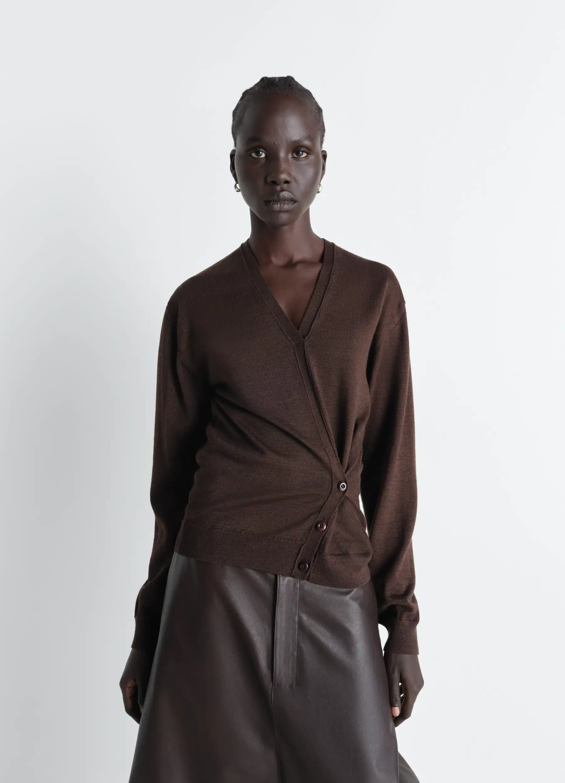 PULLOVER MIT GEDREHTEM V-AUSSCHNITT AUS MERINOWOLLE